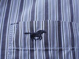 bordado de mustang galopando no bolso da camisa de um homem foto