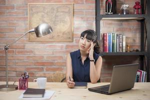 mulheres asiáticas estão estressadas fora do trabalho