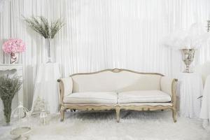 sofá de madeira de luxo elegante branco em cerimônia de casamento foto