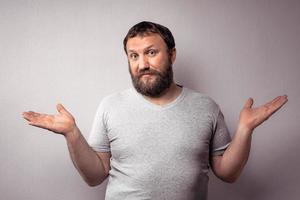 bonito homem barbudo em camiseta cinza foto