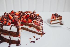 delicioso bolo caseiro de chocolate com morangos foto