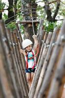 diversão no parque de aventura para garotinha passando bons momentos com a família foto