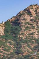 templos na montanha atrás de Khandela Rajasthan Índia foto