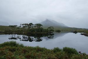 Pine Island em Derryclare Lough County Galway Irlanda foto