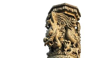 coluna de dragão tradicional com fundo isolado na Tailândia foto