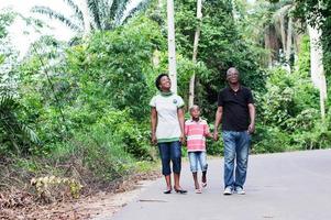 família feliz no passeio rural. foto