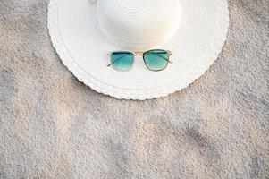 chapéus e óculos estão localizados nas praias do mar azul do mar em um dia claro