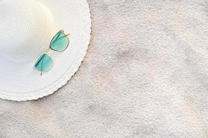 chapéus e óculos estão localizados nas praias do mar azul do mar em um dia claro