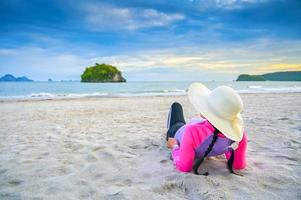 mulheres usando chapéus estão dormindo no mar da praia foto