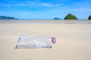 lixo a garrafa de plástico do mar da praia fica na praia e polui o mar e a vida da vida marinha derramado lixo na praia da cidade grande. esvaziar garrafas de plástico sujas usadas