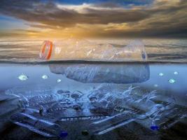Resíduos plásticos na praia, mar, conceito de preservação da natureza e meio ambiente foto