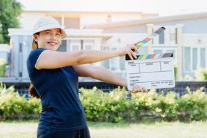 mulher asiática segurando uma placa de cores de ardósia para a indústria de cinema e televisão