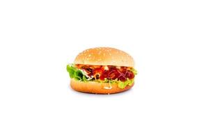 hambúrguer de frango com vegetais isolados no fundo branco foto