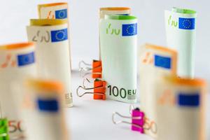 várias centenas de notas de euro. notas de euro empilhadas aleatoriamente. dinheiro em moeda euro. notas empilhadas umas sobre as outras em posições diferentes. foto