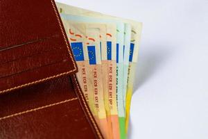 carteira aberta dos homens de couro com notas de notas de euro. muito raso fundo de campo. foto