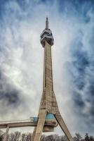belgrado, sérvia, 18 de março de 2017 - torre de tv avala foto