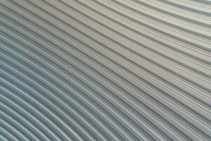 textura do metal Folha teto. curvado metal coberturas painéis Visão a partir de abaixo foto