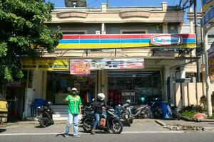 wonosobo, Indonésia - abril 5 2023 - uma mini mercado marca este fornece diariamente necessidades do vida. pt indomarco prismatama ou indomaret é uma cadeia do varejo conveniência lojas. foto