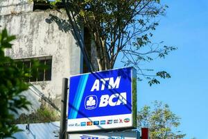 wonosobo, Indonésia - abril 5 2023 - tabuleta do banco bca. banco central Ásia tbk é a maior privado banco dentro Indonésia. foto