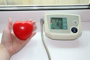 sangue pressão monitor com indicadores em a tela foto
