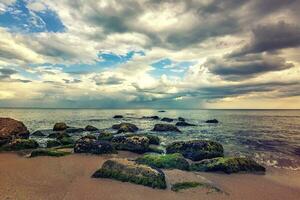 pedra de praia. dia Visão do mar com dramático céu e nuvens. natureza panorama. foto