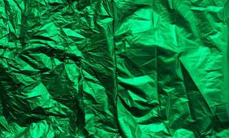 enrugado verde plástico embrulho textura para fundo. abstrato papel frustrar papel de parede foto