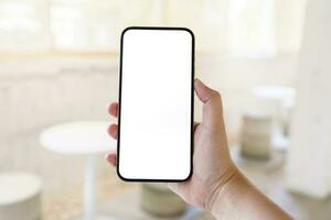 mulheres mãos segurando célula Telefone em branco cópia de espaço tela. Smartphone com em branco branco tela isolado. inteligente telefone com tecnologia conceito. foto