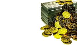 pilha de moedas de ouro e notas de 100 usd foto