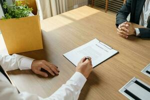 Sair trabalho o negócio homem enviando renúncia carta e embalagem coisa demitir-se deprimir ou carregando o negócio cartão caixa dentro escritório. mudança do trabalho ou disparamos a partir de empresa. foto