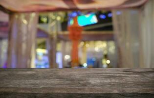 esvaziar Sombrio de madeira mesa dentro frente do abstrato borrado bokeh fundo do restaurante . pode estar usava para exibição ou montagem seu produtos.mock acima para espaço. foto