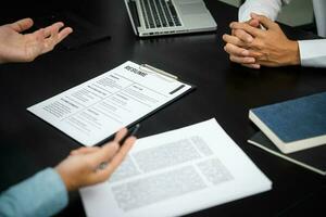 examinador lendo uma currículo durante trabalho entrevista às escritório o negócio e humano Recursos conceito. foto