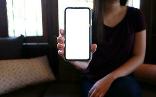 mulheres mãos segurando célula Telefone em branco cópia de espaço tela. inteligente telefone com tecnologia conceito. foto