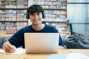 jovem colagem aluna usando computador e Móvel dispositivo estudando on-line. foto