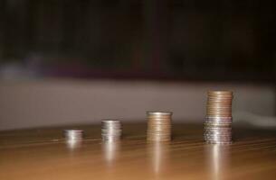 empilhamento moedas em a de madeira mesa e crescimento gráfico para Salve  dinheiro ou investimento para pegue o negócio renda de finança marketing foto