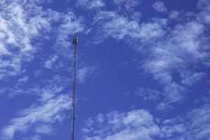 Telefone sinal alta pólo em azul Claro céu fundo foto