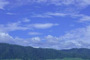 lindo natureza Alto montanhas Visão nuvens azul céu fundo às campo do panorama Colina foto