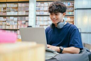 jovem colagem aluna usando computador e Móvel dispositivo estudando on-line. foto