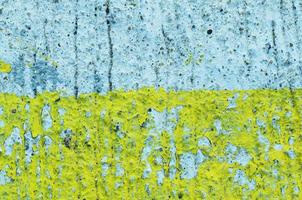 textura de estrada de concreto com tinta amarela descascada em sueface para fundos de grunge foto