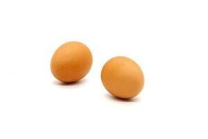 dois Castanho ovos a partir de uma frango em uma branco fundo. isolado. foto dentro Alto qualidade.