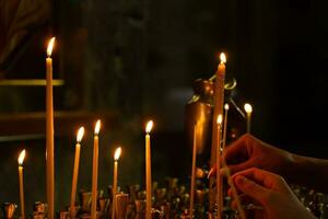 vela luz iluminado dentro cristão Igreja foto