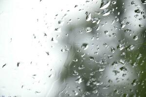 borrado imagem do pingos de chuva em a traseiro Visão espelho do carro, suave foco foto