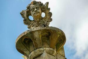 pedra estatueta a Sol com azul céu foto