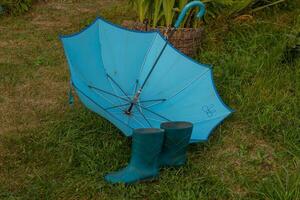 azul borracha chuteiras azul guarda-chuva mentiras awn. foto