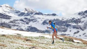 caminhada nórdica nas montanhas na primavera foto