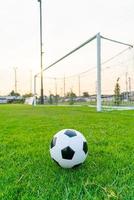 bola de futebol no campo foto