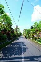 uma rua dentro tropical ilha foto