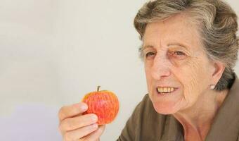 uma Senior mulher com a maçã foto
