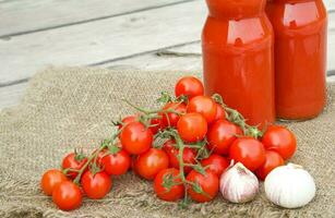 cereja tomates galhos foto