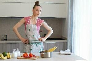 jovem dona de casa dentro a cozinha foto