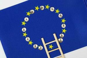 escada e alfinetes em a europeu bandeira. fechar-se foto